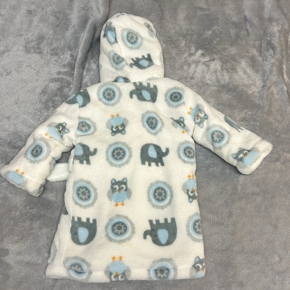 Blankets & Beyone - NWOT - double  layer plush baby robe. Size 12 months + - Picture 5 of 5